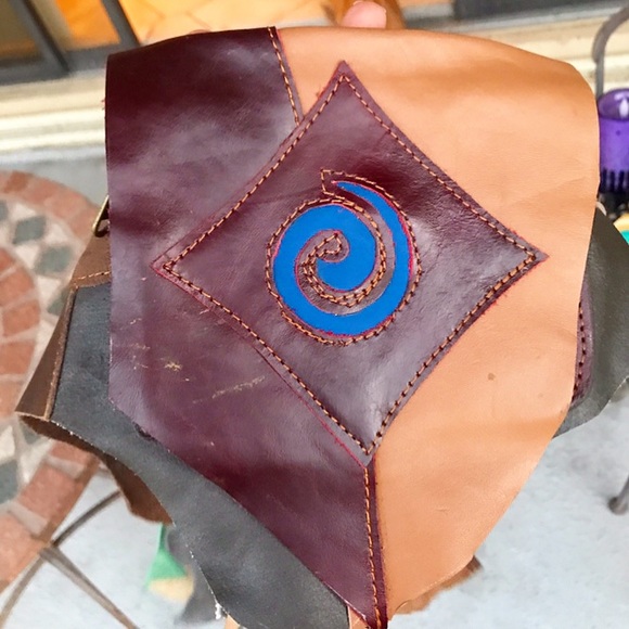 Genuine color leather swirl fanny pack design - Picture 5 of 8